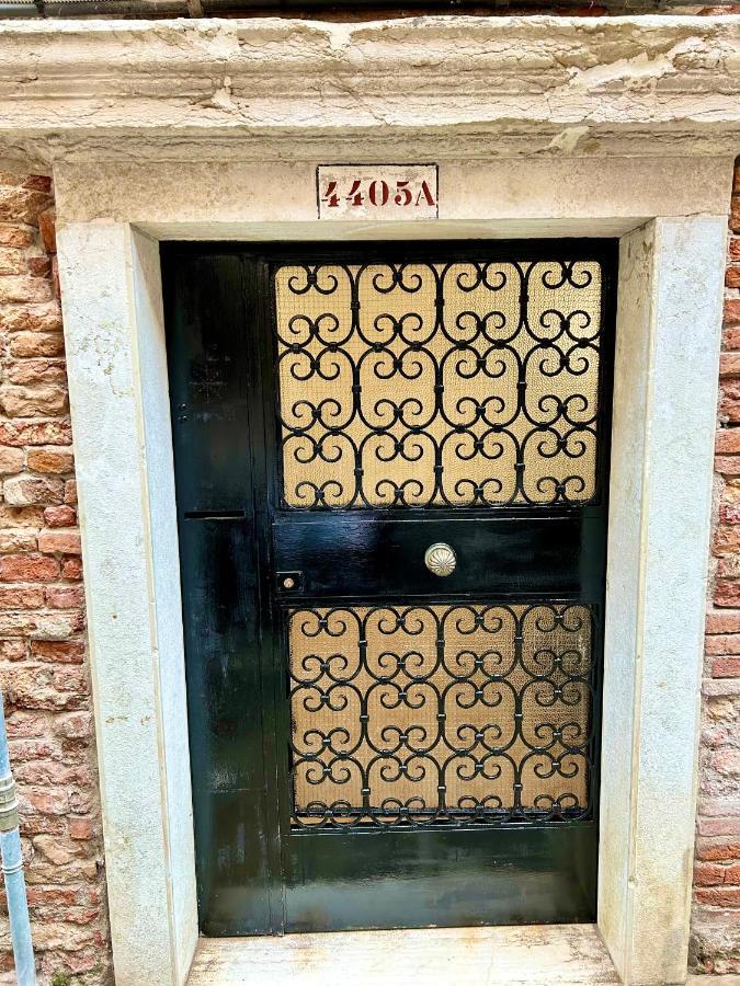 Central Flat Romantic Domus Remedio Venesia Bagian luar foto