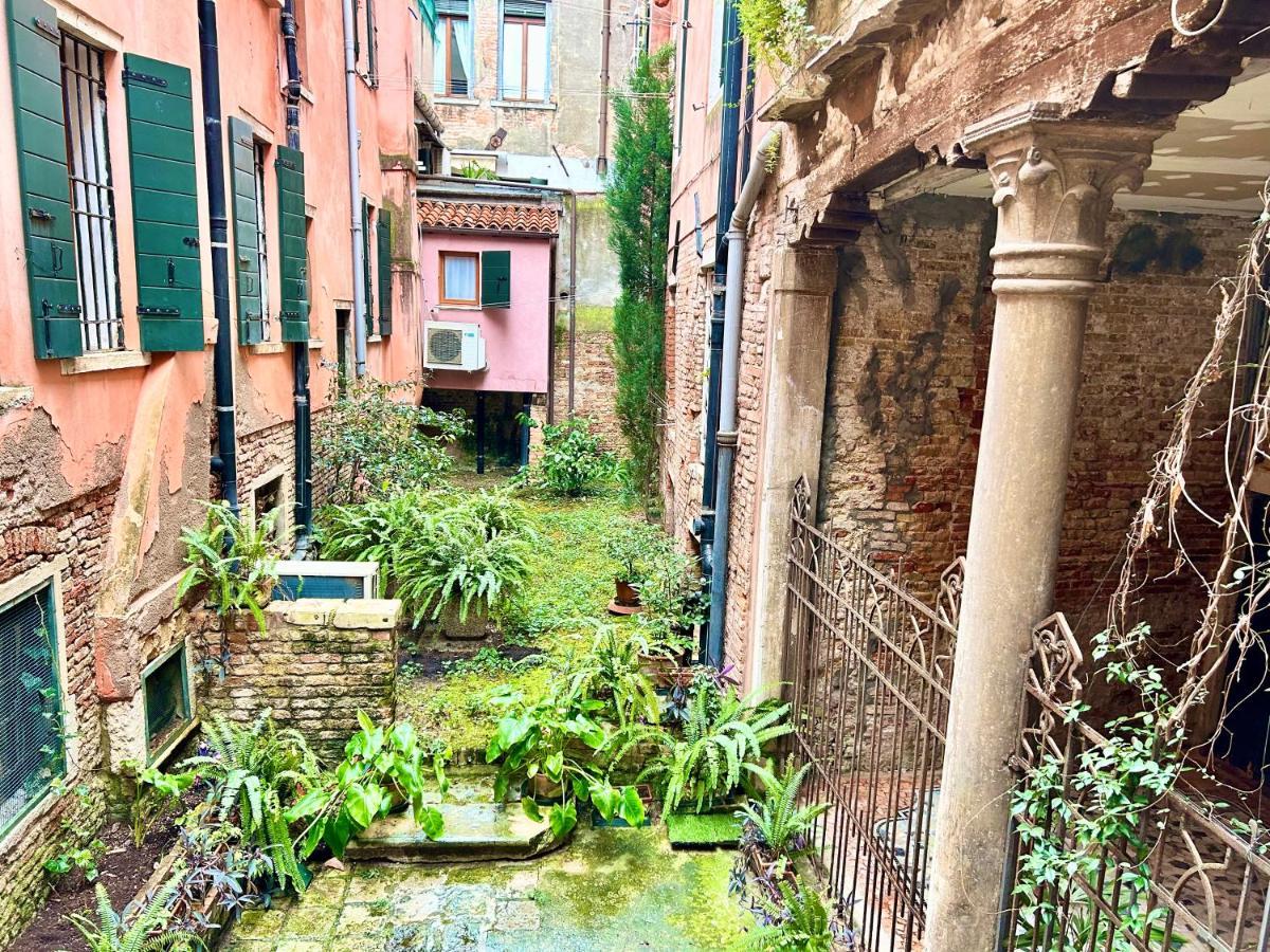 Central Flat Romantic Domus Remedio Venesia Bagian luar foto