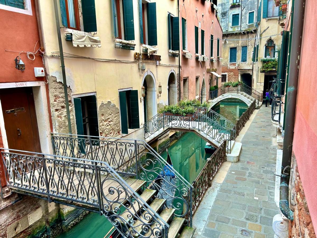 Central Flat Romantic Domus Remedio Venesia Bagian luar foto